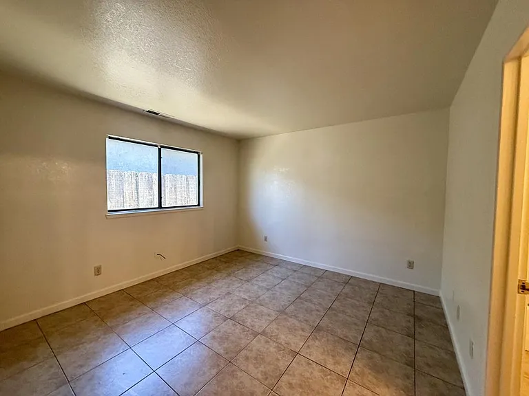 537 Center St — Photo 11