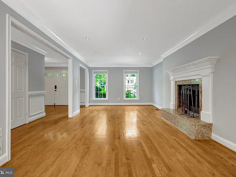8995 Parliament Dr — Photo 12