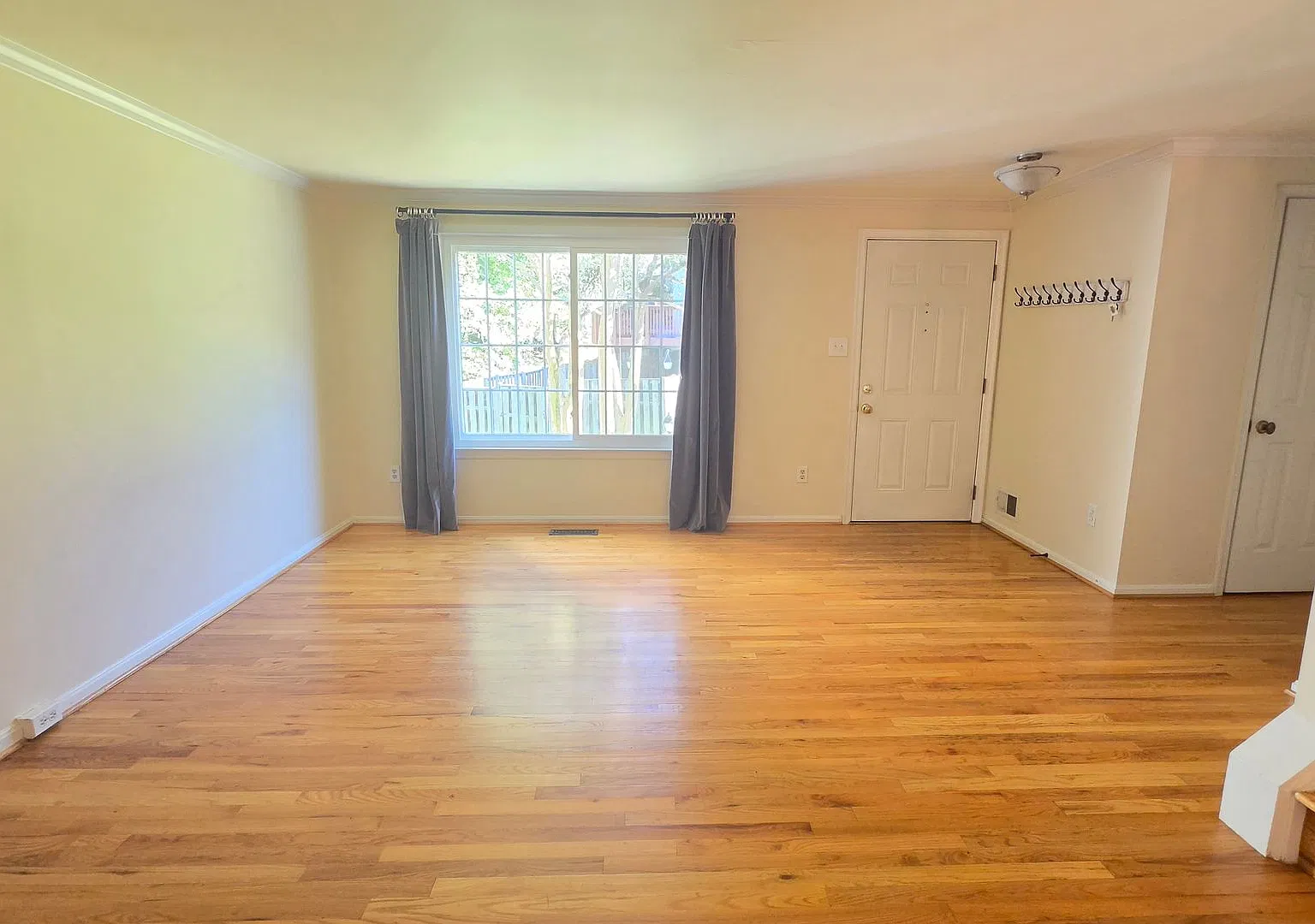 Updated 3 Level TH in Amberleigh — Photo 4