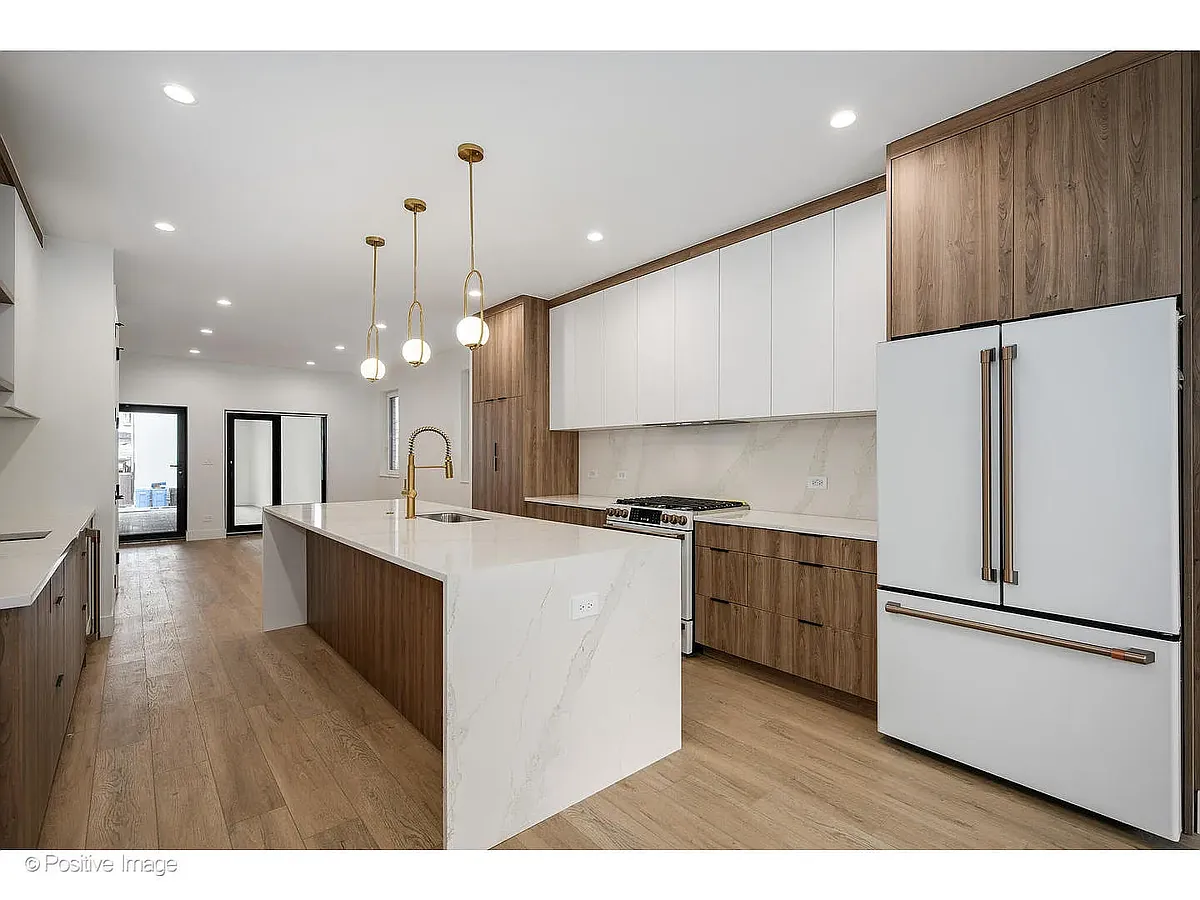 Building Photo - 1124 W Addison St