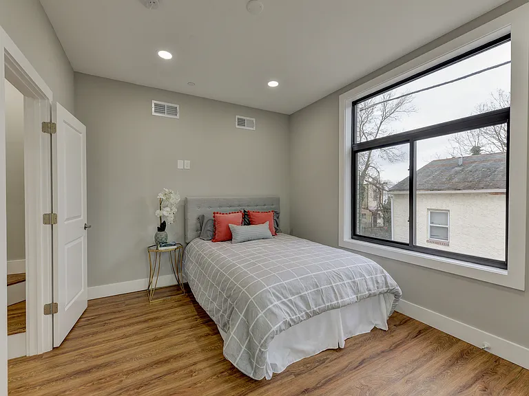 135 E Springer St — Photo 21