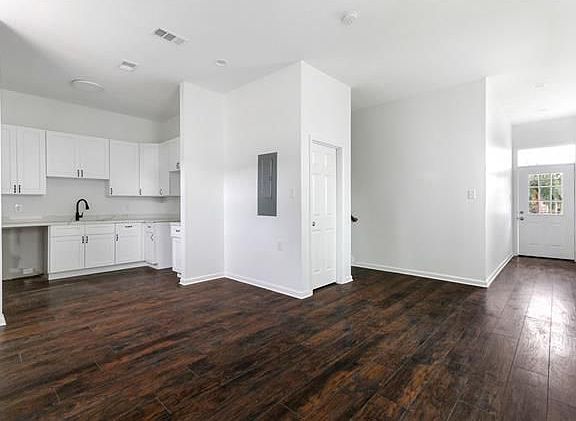 3rd image of 3208 Hollygrove St