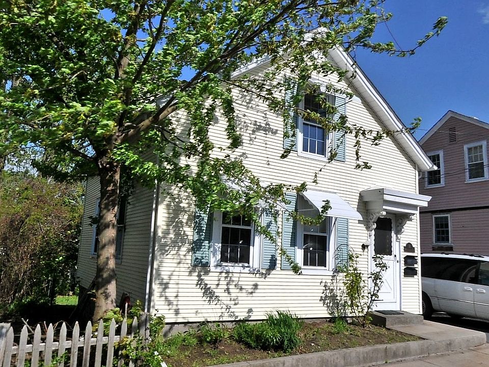 3 Minute walk to downtown shops, restaurants, and waterfront