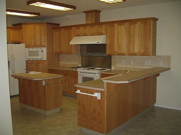 Gourmet kitchen, both gas and electric