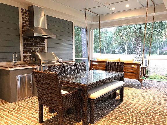 Outdoor Kitchen and Dining