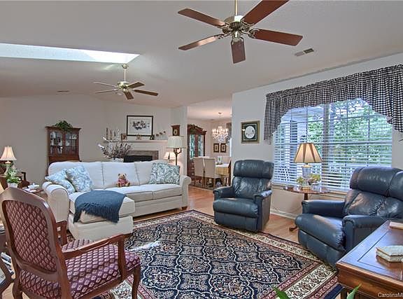 5th image of 809 Sandburg Ter