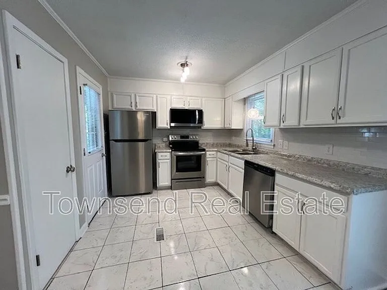 1017 Xavier Dr — Photo 7