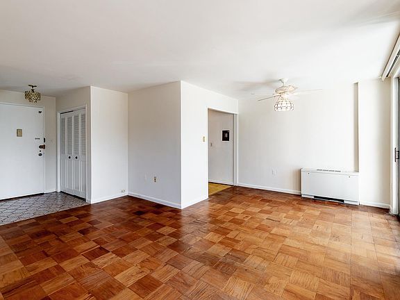 3rd image of 10401 Grosvenor Pl APT 527