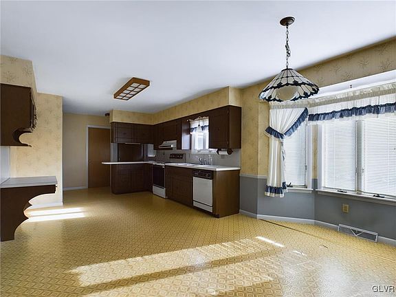 4th image of 508 Heather Ln
