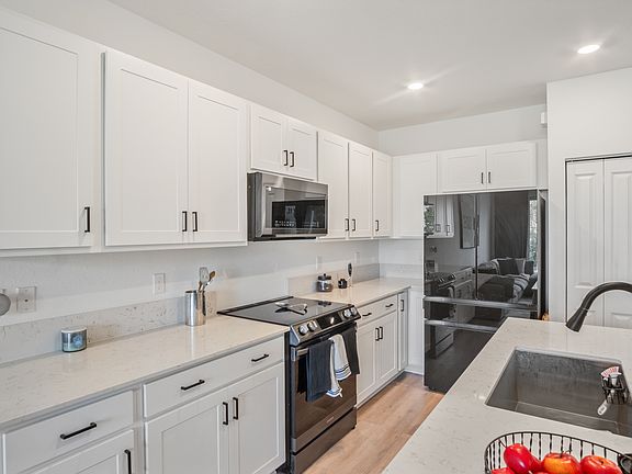 4th image of 852 SE Grovebush Ln