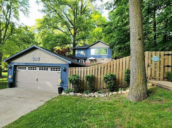 11230 Lakeshore Dr, Three Rivers, MI 49093