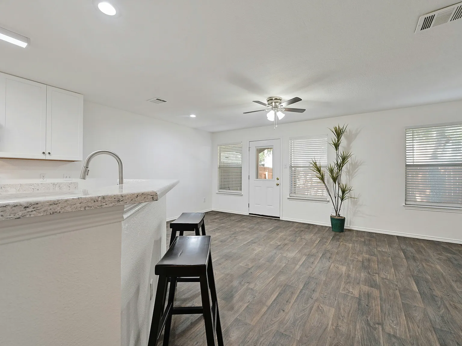 2 bed, 2.5 bath, 1400 sqft, $1,695 — Photo 3