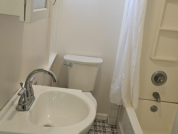 2nd image of 36 Orchard Pl APT 3