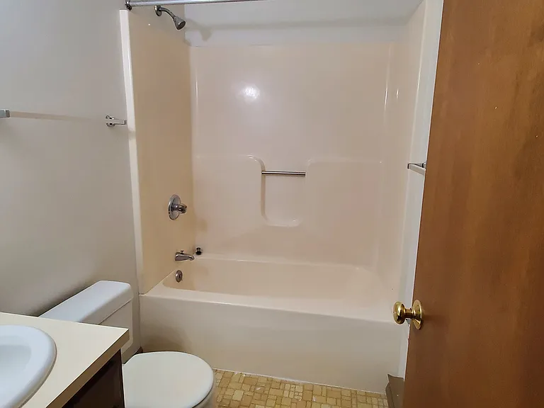415 E 4th St #6 — Photo 8