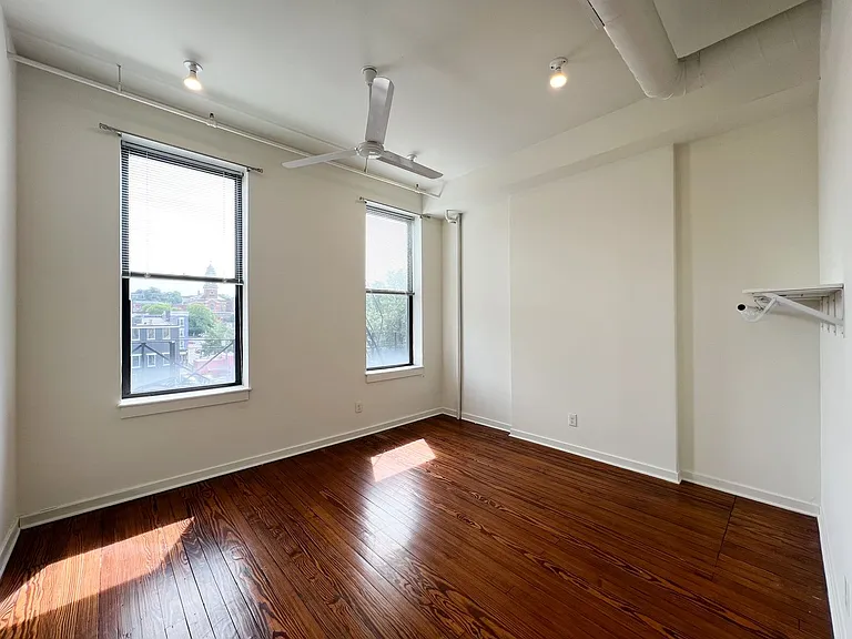 1208 Main St — Photo 11