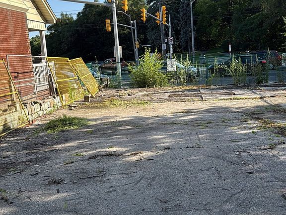 5th image of 2387 Weston Rd