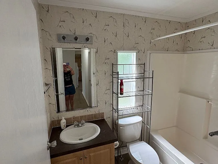 Full bath room with tub/shower