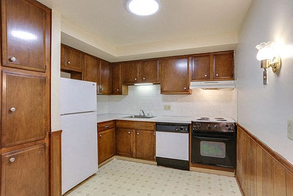 Apartment - Kitchen - Appliances Included