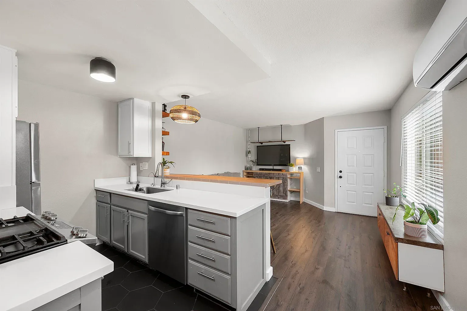3 bed, 994 sqft, $4,400 — Photo 3