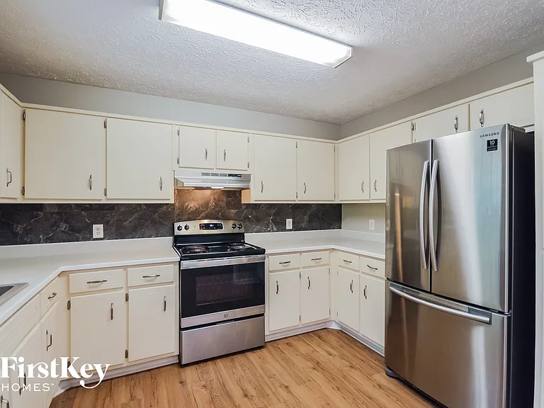 220 Lakefront Dr — Photo 6