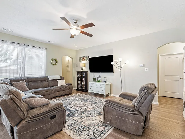 312 Brocks Ct — Photo 8