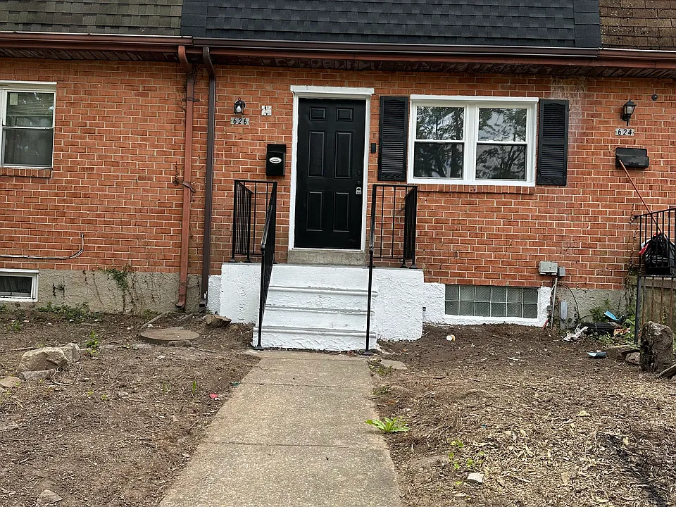 626 W Kingsway Rd