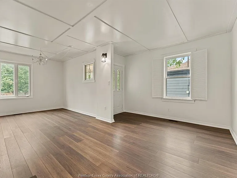 1533 Alexis Rd — Photo 5