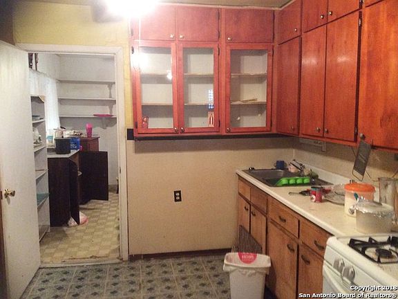3rd image of 27 Humboldt St