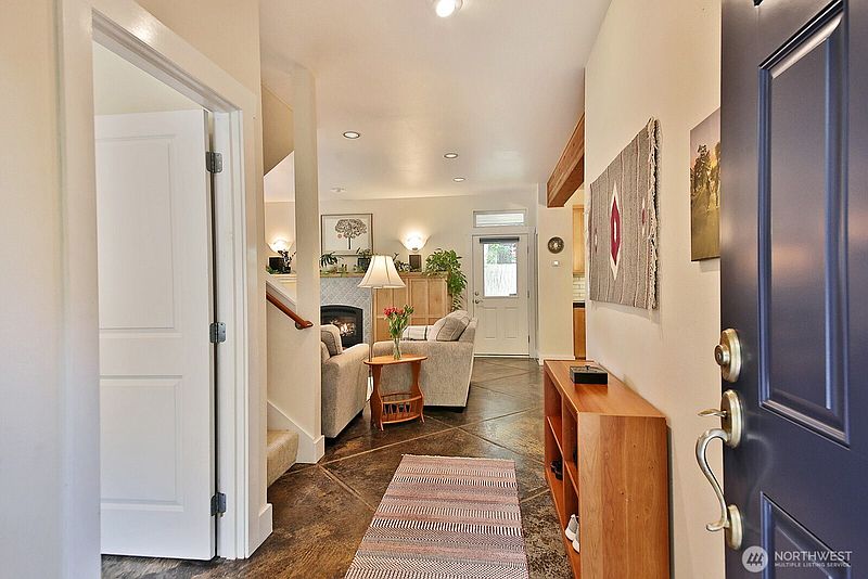 3rd image of 301 Noblecliff Place
