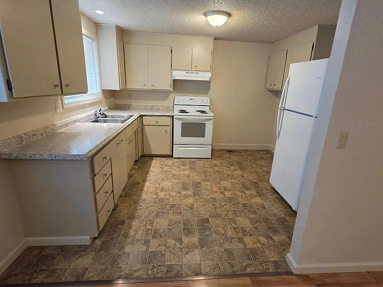 546-548 S Ivy St — Photo 11