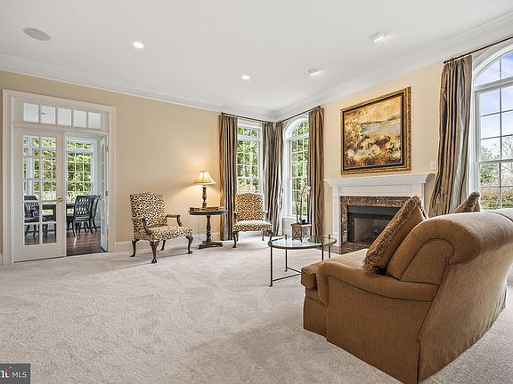 5th image of 303 Lavender Ln