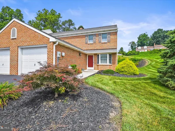 215 Wyntre Brooke Dr #1, York, PA 17403