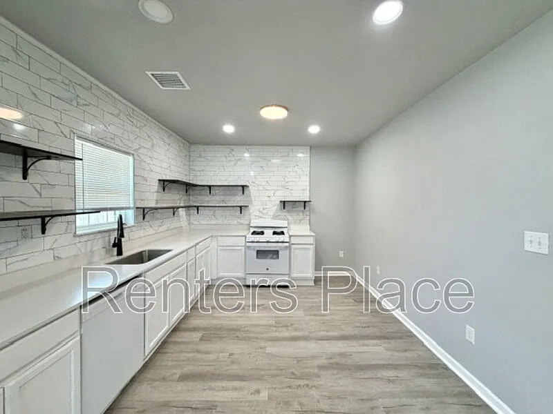 4 bed, 1.0 bath, 1000 sqft, $1,257 — Photo 4
