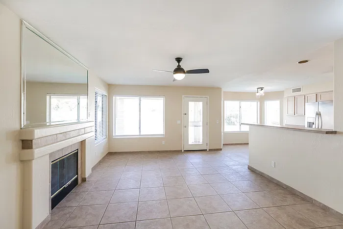 3 bed, 2.5 bath, 2068 sqft, $2,095 — Photo 4