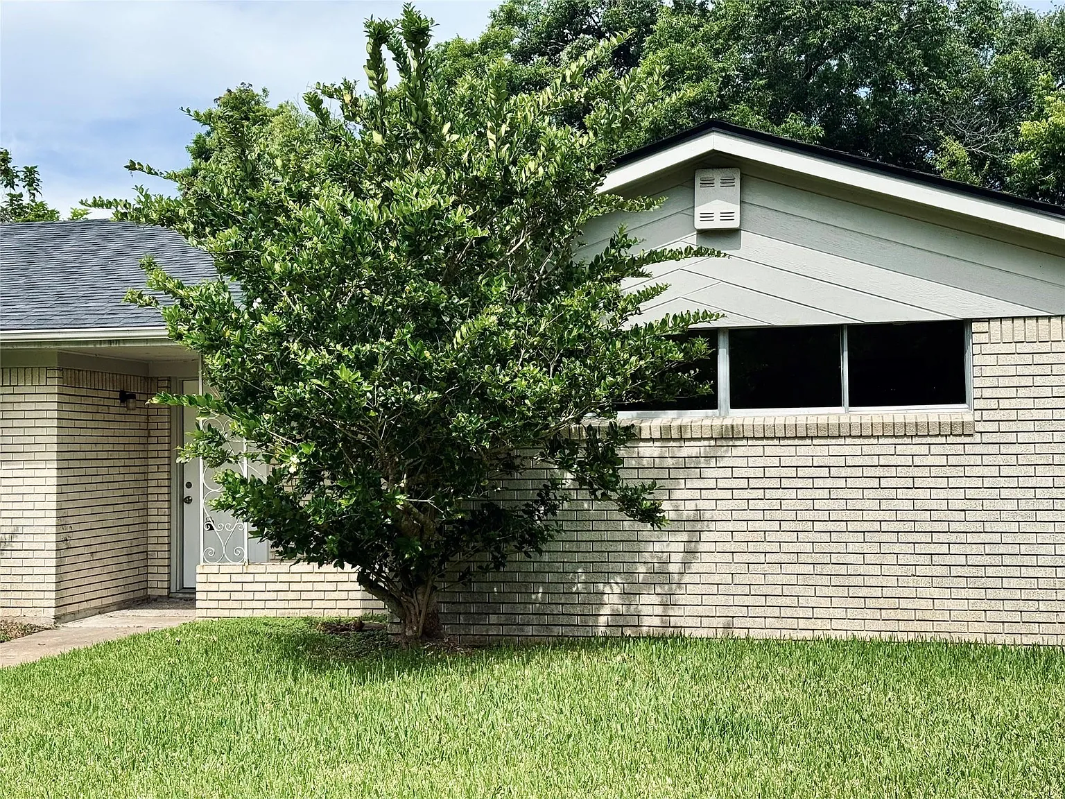 3 bed, 2.0 bath, 1647 sqft, $1,845 — Photo 3