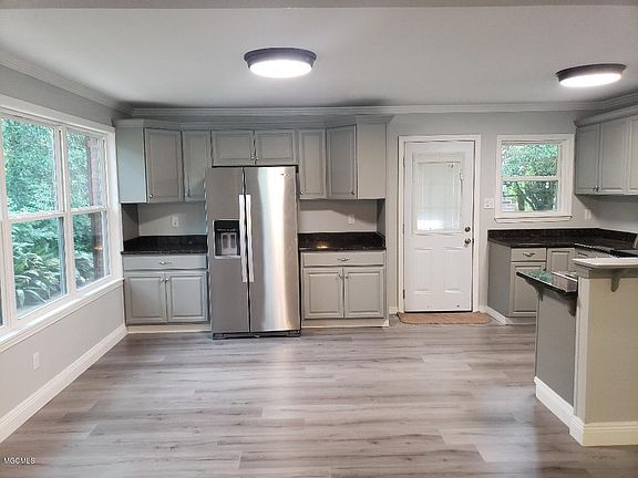5th image of 1715 Wisteria St