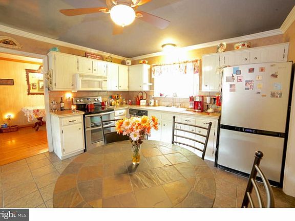 3rd image of 139 Applewood Dr