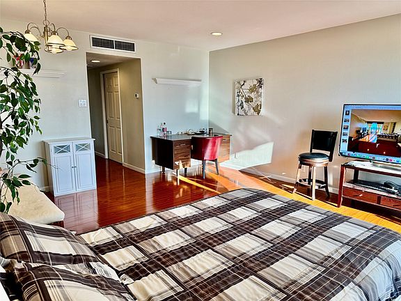 3rd image of 2016 Main St APT 2510