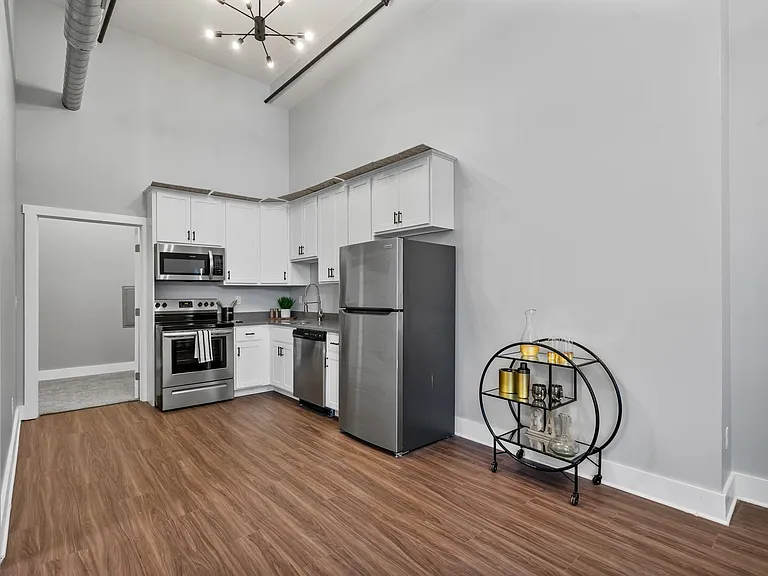 New South Side Apartments at 905 Bingham — Photo 12