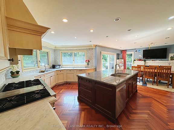 5th image of 2415 Jarvis St #B4