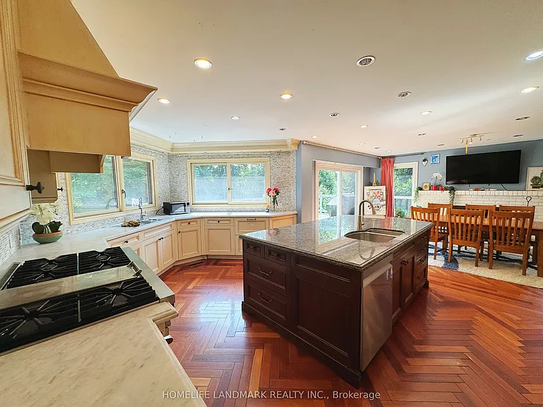 2415 Jarvis St #B4 — Photo 5