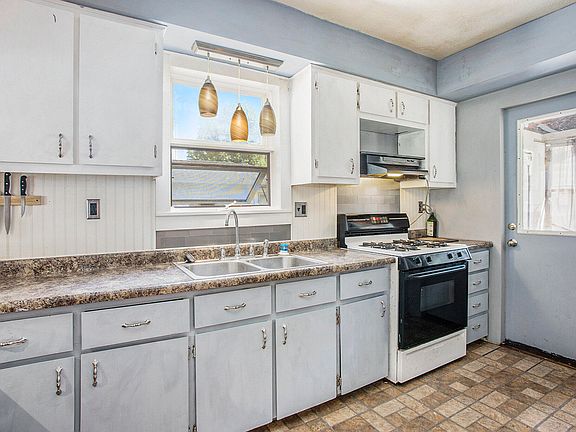 5th image of 602 W West St