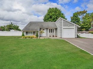 16 Loma St, Medford, NY 11763