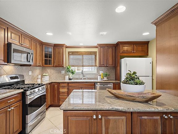 4th image of 18474 Tamarind St