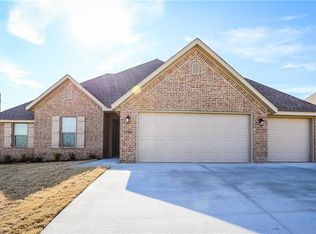 1348 Sweetbriar Cir, Centerton, AR 72719