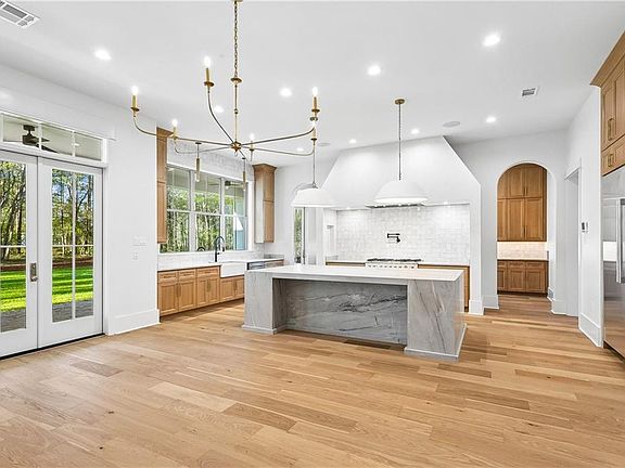 4th image of 557 Brewster Rd