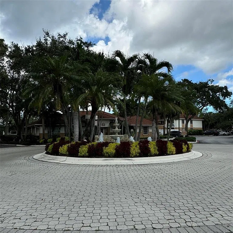 The Colonnades Condominium — Photo 2