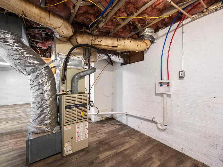 502 Thomas Rd — Photo 32