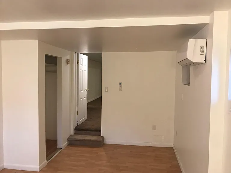 Bedroom (empty)