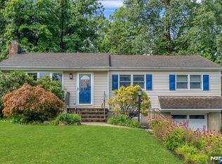 98 Walnut St, Oakland, NJ 07436